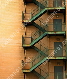 Маршевая лестница на фасаде